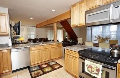 Spofford House | Tyler House, 4 Bedrooms, 2 Bathrooms, House to steps to Lake Spofford