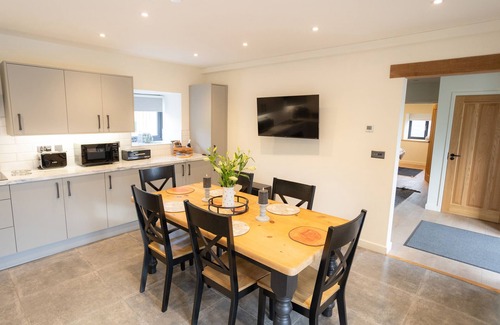 Glyndyfrdwy Cottage | TYN LLWYN BARN, pet friendly, luxury holiday cottage in Llangollen