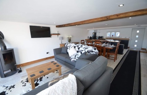 Pennant Melangell House | Tyn Shettin Lodge Hot tub Retreat
