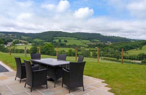 Ruthin House | Tyn Y Celyn Canol