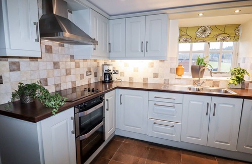 Glyndyfrdwy Cottage | TYN Y CEUBREN BACH AT EVELYNS RETREAT, pet friendly in Glyndyfrdwy