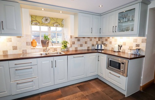 Glyndyfrdwy Cottage | TYN Y CEUBREN BACH AT EVELYNS RETREAT, pet friendly in Glyndyfrdwy