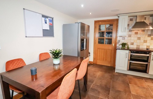 Glyndyfrdwy Cottage | TYN Y CEUBREN BACH AT EVELYNS RETREAT, pet friendly in Glyndyfrdwy