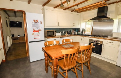 Gwynedd- Snowdonia Cottage | TYN Y FFYNNON, family friendly, with open fire in Betws-Y-Coed