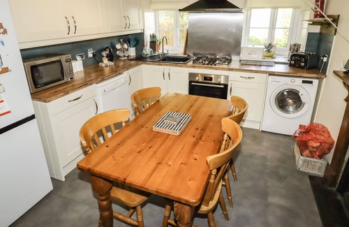 Gwynedd- Snowdonia Cottage | TYN Y FFYNNON, family friendly, with open fire in Betws-Y-Coed