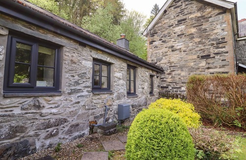 Gwynedd- Snowdonia Cottage | TYN Y FFYNNON, family friendly, with open fire in Betws-Y-Coed