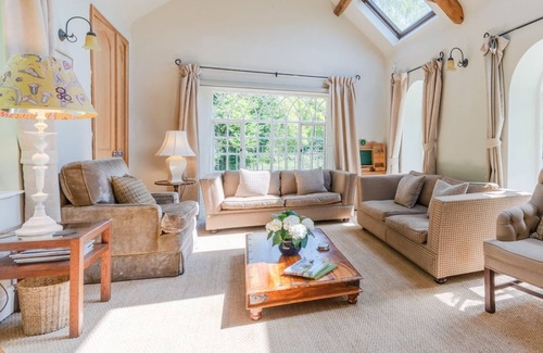Dursley House | Tyndale House - sleeps 16 guests in 6 bedrooms
