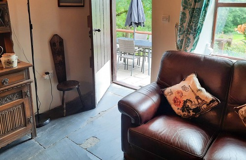 Pennant Melangell Cottage | TYNLLWYN HOLIDAY HOME, pet friendly in Llanrhaeadr-Ym-Mochnant