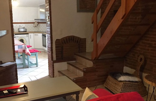 Montlaur Cottage | Typical country house, pink brick and Lauragais pebbles.