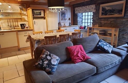 Antignac House | TYPICAL PYRENEAN CHALET BARN, ENCLOSED GARDEN, 5 MINS FROM LUCHON