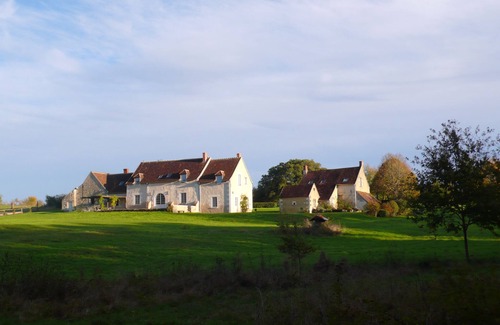 Mouzay House | Typical touraine farm in rural surroundings with lake, woods and swimming-pool.