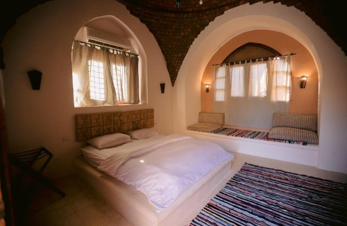 Al Bawiti Cabin | Tzila Bahariya