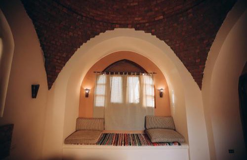 Al Bawiti Cabin | Tzila Bahariya