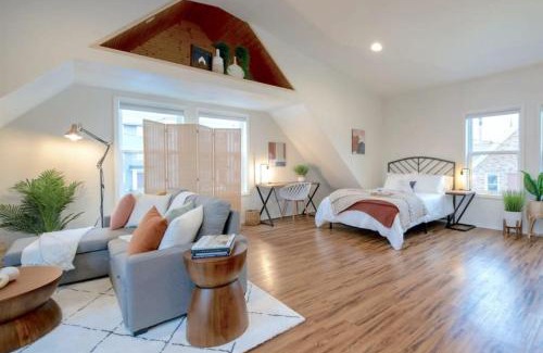Logan Apartment | U-District Loft near GU w Self Check-in and Wifi