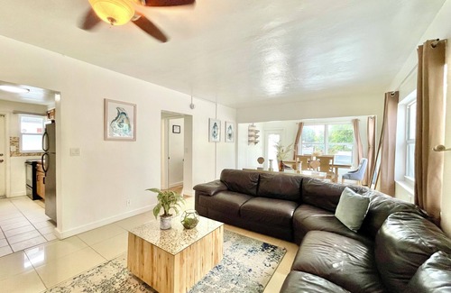 Dolphin Isles Apartment | U1-Beachfront-Paradise-Downtown