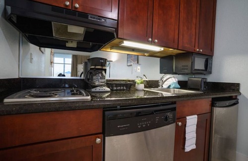 Ruskin Condo | U513 Cool Vibes Ground Unit- Pools, Beach, Gym, Pier, Courts!
