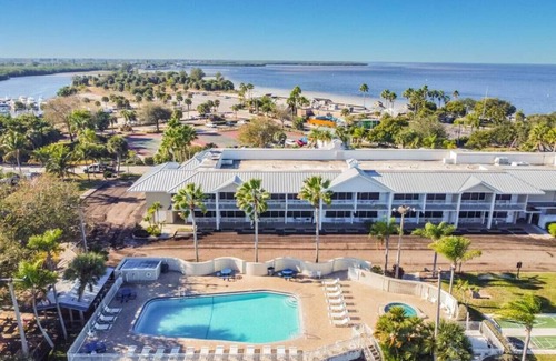 Ruskin Condo | U513 Cool Vibes Ground Unit- Pools, Beach, Gym, Pier, Courts!