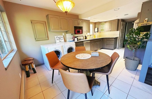 West Point Grey Villa | UBC trailhead villa ,beaches in10 minuteswalk,local boutique restaurant 5minutes