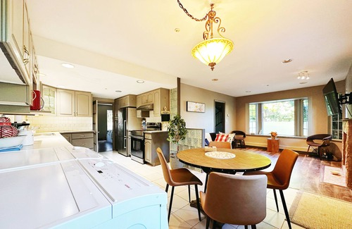 West Point Grey Villa | UBC trailhead villa ,beaches in10 minuteswalk,local boutique restaurant 5minutes