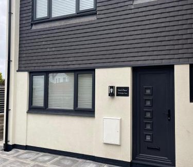 Merthyr Tydfil House | Uber Stylish 3 bedroom home off Road parking near town centre and Bike Park Wales
