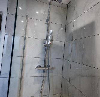Merthyr Tydfil House | Uber Stylish 3 bedroom home off Road parking near town centre and Bike Park Wales