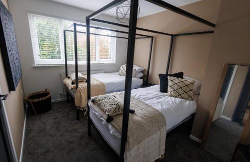 Merthyr Tydfil House | Uber Stylish 3 bedroom home off Road parking near town centre and Bike Park Wales