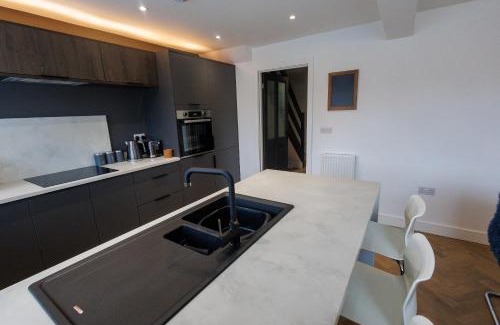 Merthyr Tydfil House | Uber Stylish 3 bedroom home off Road parking near town centre and Bike Park Wales