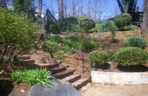 Staunton Bed & Breakfast | Ubon Thai Victorian Inn & Restaurant