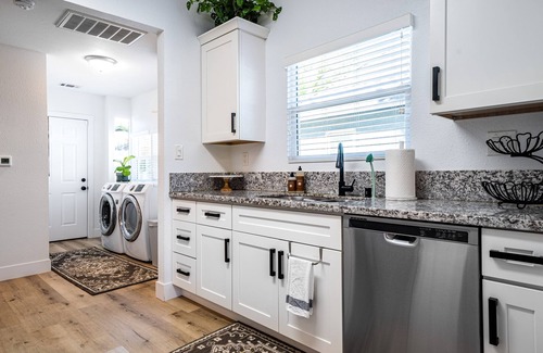 North Oak Park Apartment | UC Davis Med Cen Charmer + PELOTON