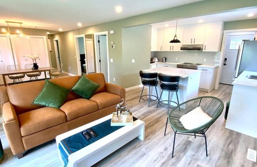 Northwest Calgary House | UC WalkingDistance 3BR/2.5BA Up+3BR/2BA Legal Down