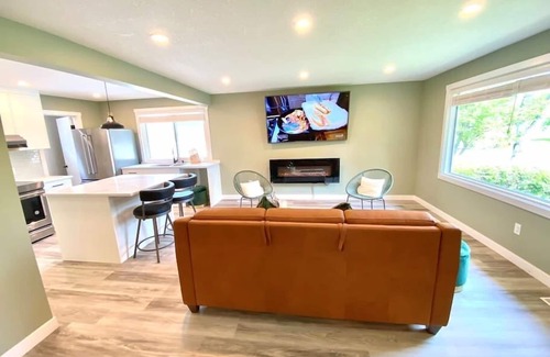 Northwest Calgary House | UC WalkingDistance 3BR/2.5BA Up+3BR/2BA Legal Down