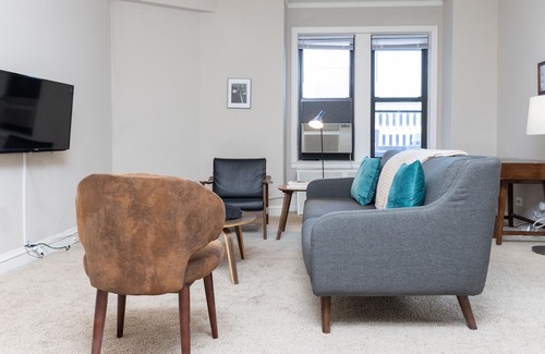 East Hyde Park Apartment | UChicago, Lake, Sci Museum | Gym + W&D | Zencity