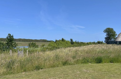Nieby House | Ufersaum das Atelierhaus Unter Reet für bis zu 8 Personen & Direkten Seeblick