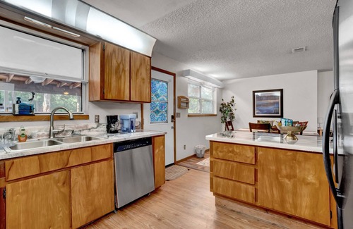 Eustis House | Uhost AI | 4BR Getaway |Cozy Firepit & Hot Tub Fun
