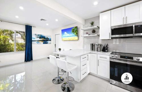 Victoria Park Apartment | Uhost AI - Elegant 1B Haven in Fort Lauderdale