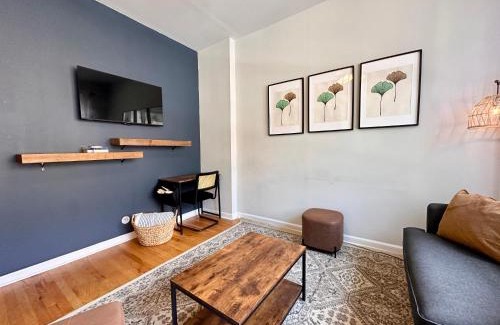 West Town Apartment | Ukrainian Village 2BR Modern Apartment D1