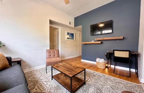West Town Apartment | Ukrainian Village 2BR Modern Apartment D1