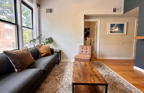 West Town Apartment | Ukrainian Village 2BR Modern Apartment D1