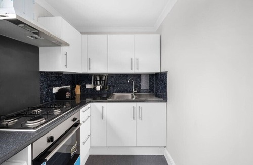 Cann Hall Apartment | Uksas Two bed Park front