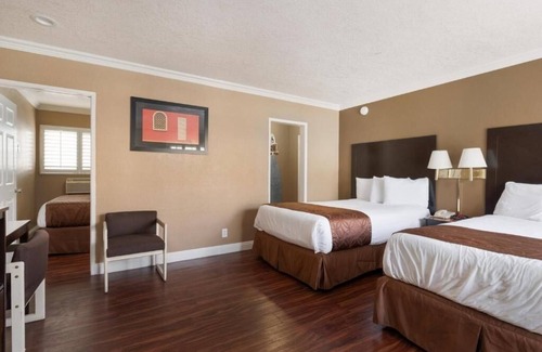 Anaheim Resort Hotel | Ultimate Anaheim Adventure: Room Near Disneyland with Cozy Amenities