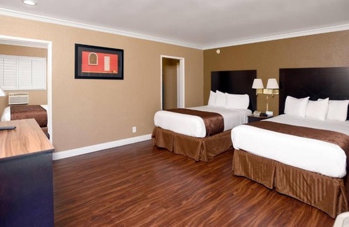 Anaheim Resort Hotel | Ultimate Anaheim Adventure: Room Near Disneyland with Cozy Amenities