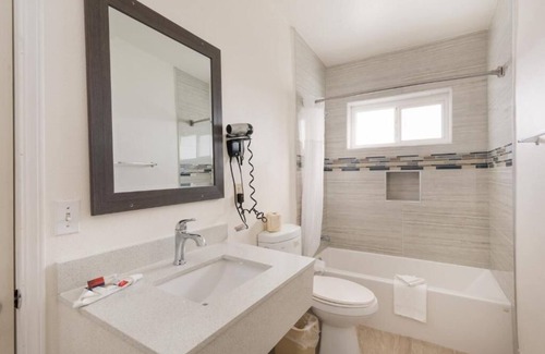 Anaheim Resort Hotel | Ultimate Anaheim Adventure: Room Near Disneyland with Cozy Amenities