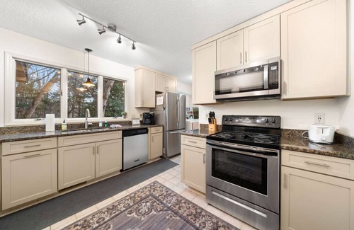 Royal Pines House | Ultimate Asheville Getaway, Hot Tub and Gas Grill!