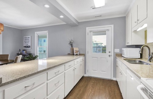 South End House | Ultimate Beach Retreat: 6BR/4BA, Pet Friendly, Across the street to Beach Access