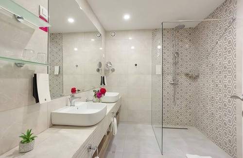 Ulcinj Hotel | Ultimate Beach Escape! TWO Spacious 2BR Suites! Swimming Pools, Spa, Beachfront!