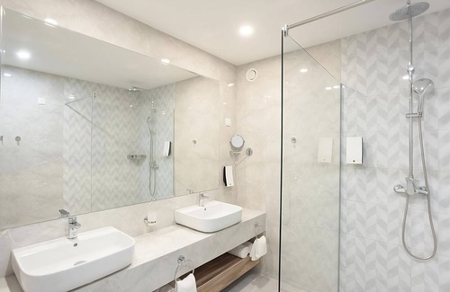 Ulcinj Hotel | Ultimate Beach Escape! TWO Spacious 2BR Suites! Swimming Pools, Spa, Beachfront!