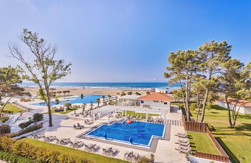 Ulcinj Hotel | Ultimate Beach Getaway! TWO Contemporary 2BR Suites, Beachfront, Outdoor Pools!