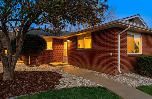 University Acres Condo | Ultimate Chill Zone | Bbq, Bikes, Pet Friendly!