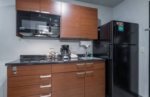 Bozeman Hotel | Ultimate Comfort in Room with Stunning Mountain Setting | Free Parking | Kitchen