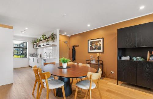 Christchurch City Centre Apartment | Ultimate Convenience 2BR Close to Shopping Center